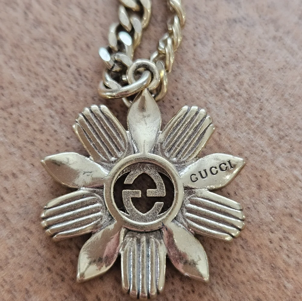 Gucci Gold Necklace with Floral Pendant - Picture 11 of 12